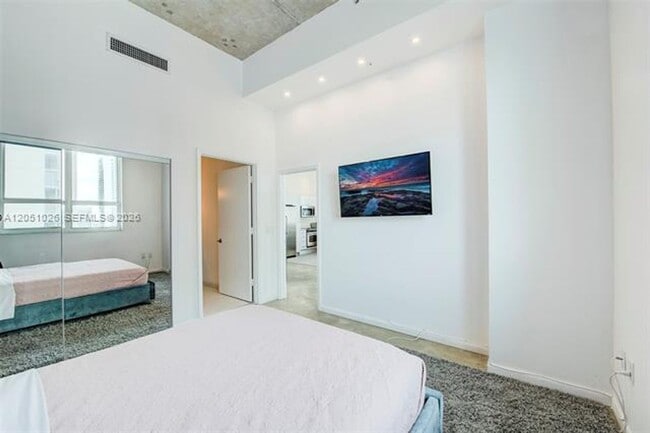 Building Photo - 16400 Collins Ave