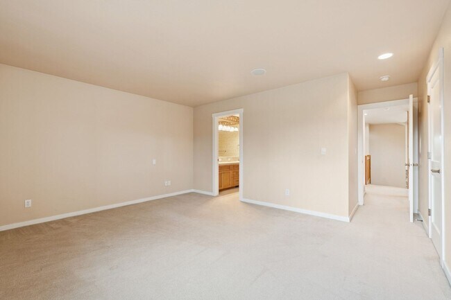 Building Photo - Wonderful Townhome On Eagle Bend Golf Course!