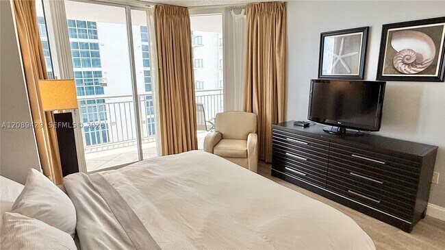 Building Photo - 17375 Collins Ave