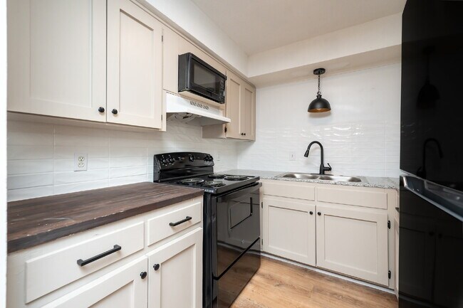 Building Photo - 2 Bed / 1 Bath Bottom Unit Duplex Convenient Spartanburg Location with Modern Features $1000/mo rent