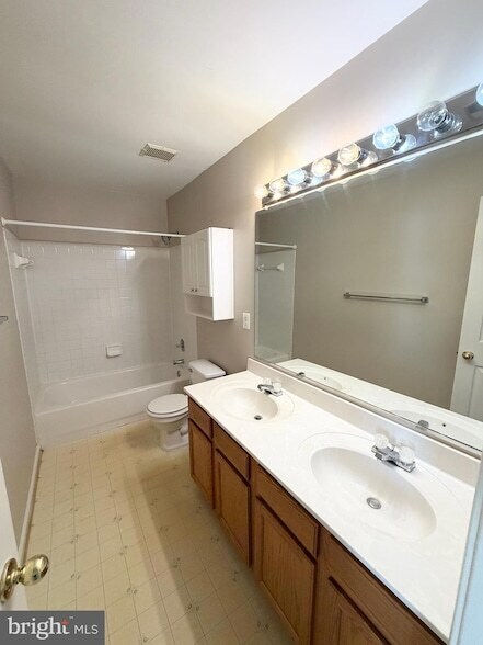 Building Photo - 565 Tuliptree Square NE