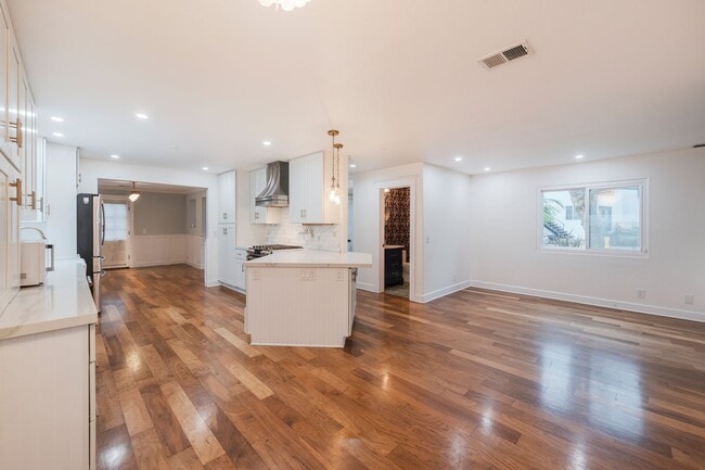 Building Photo - Luxury Living in Manhattan Beach