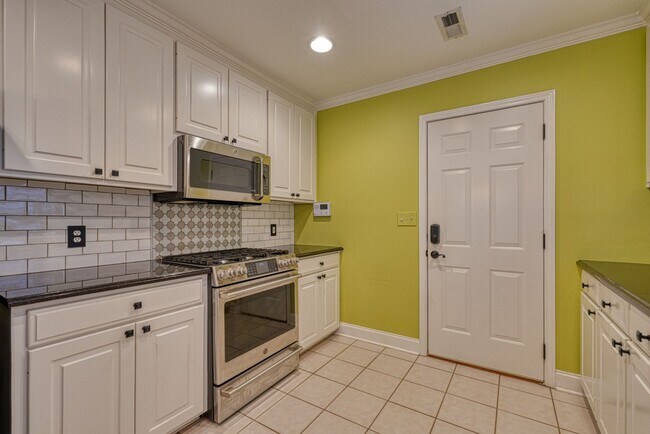 Building Photo - 210 Rivermill Ct
