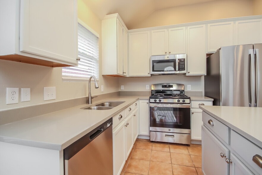 Building Photo - 204 Green Cedar Dr