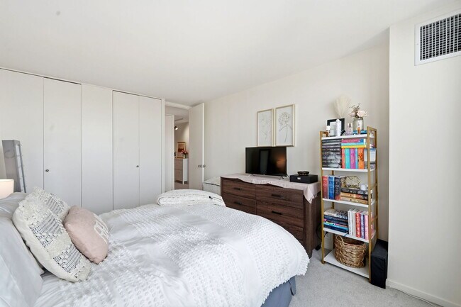 Building Photo - 2020 N Lincoln Park W