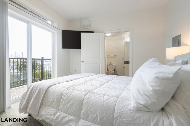 Building Photo - 4921 Pretty Lake Ave