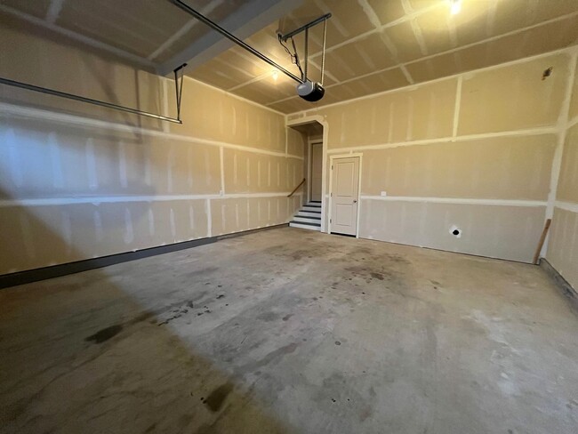 Building Photo - 4 Bedroom 2.5 Bath Peabody Townhome in the...