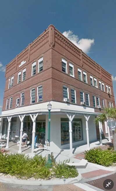 Building Photo - 202 W Oak St