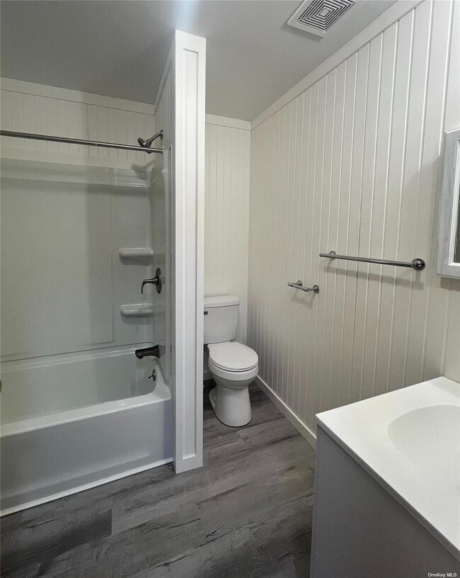 Building Photo - 588 Hubbard Ave