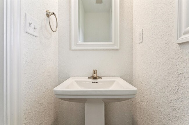 Building Photo - Renovated 5-bedroom 3.5-bathroom home loca...
