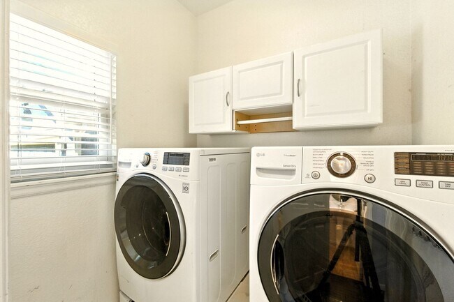 Building Photo - Charming Corner Lot! 3 Bedroom, 3.5 Bath w...