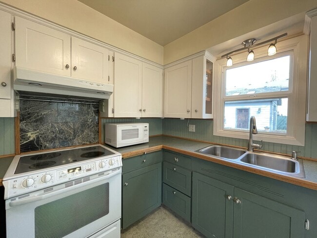 Building Photo - Charming Sellwood Bungalow with Nice Shed, Washer/Dryer, Fenced Yard