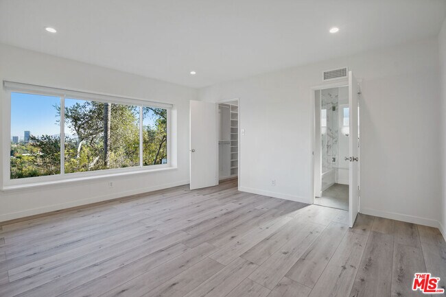 Building Photo - 16210 Bertella Dr