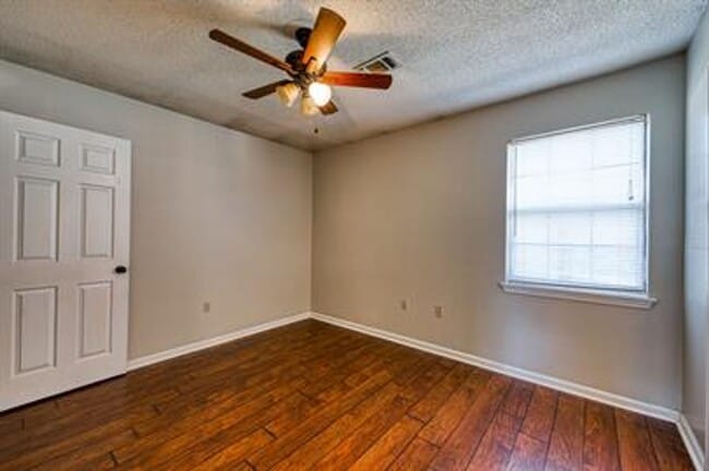 Building Photo - 114 S Mitchell St