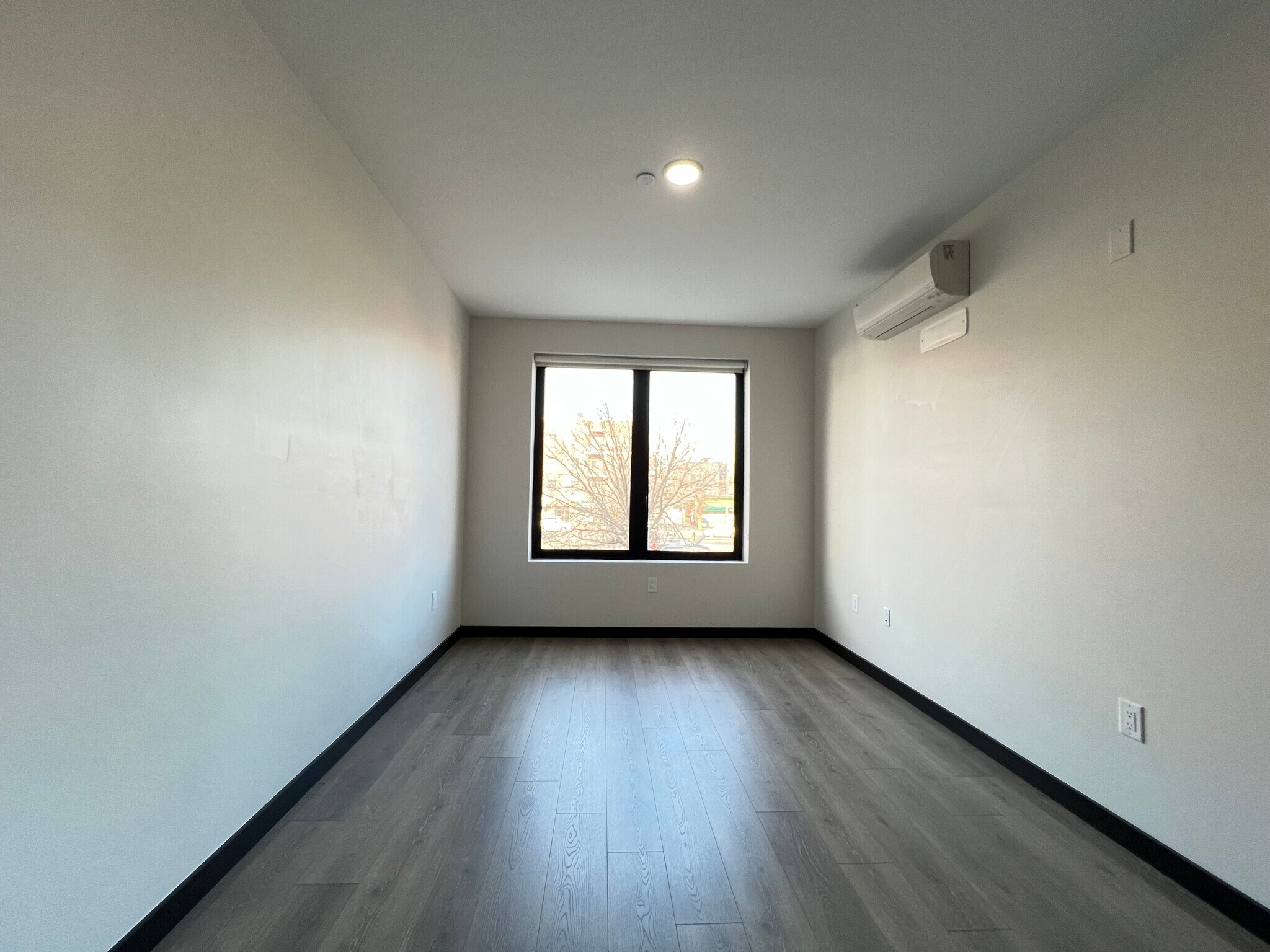Building Photo - 100 Sackett St