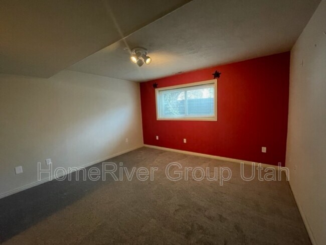 Building Photo - 9541 S Newkirk St