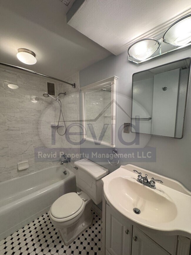 Building Photo - 10th Floor Unit!