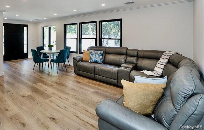 Building Photo - 2 Park Ave