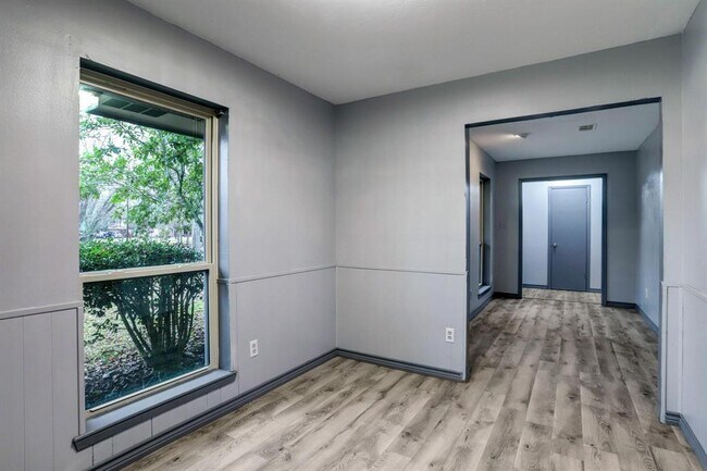 Building Photo - 10407 Fairview Dr
