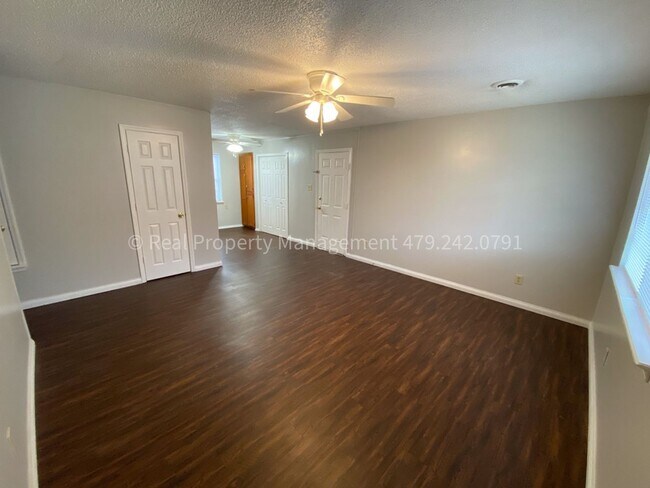 Building Photo - HALF OFF MOVE IN RENT! Cute 3 Bed 1.5 Bath Home ready NOW!