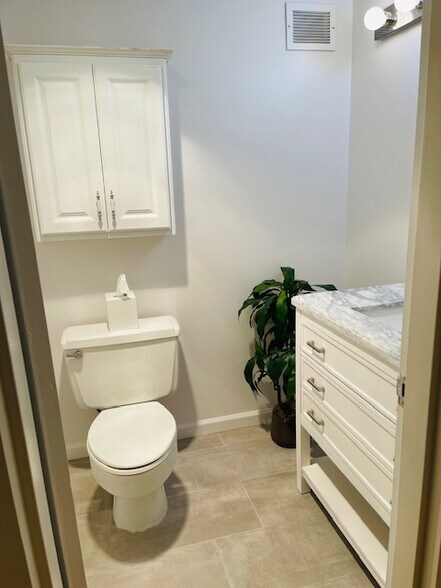 half hall bath - 5500 Friendship Blvd