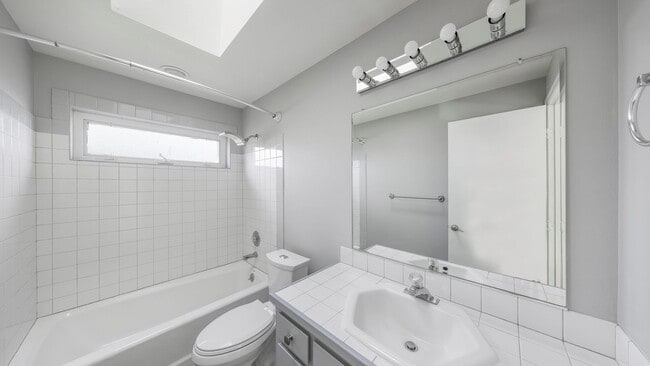 Building Photo - 2 Bed 2.5 Bath - Mowing Included - Pet Friendly - NAS Whidbey