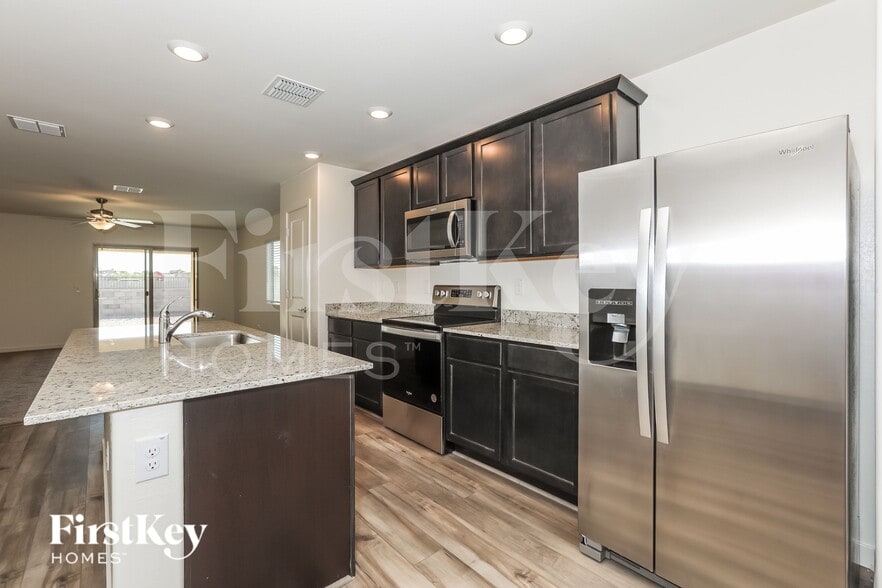 Building Photo - 967 W 20th St