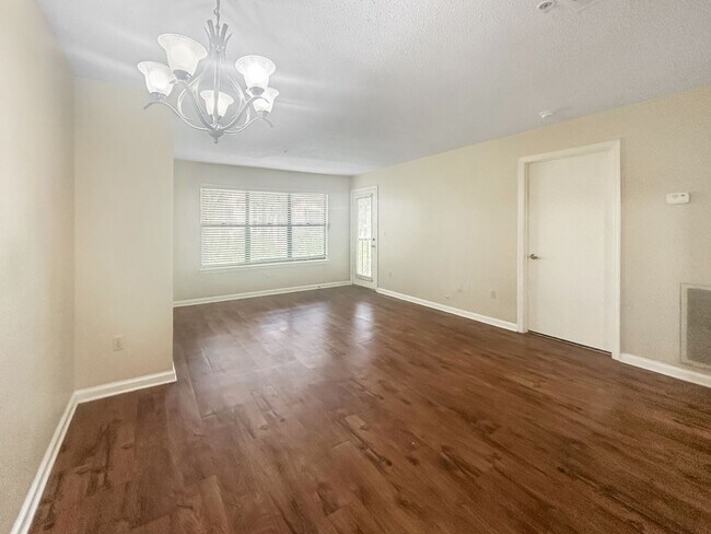 Building Photo - One Bedroom Apartment in Gated Community - Easy Highway Access!