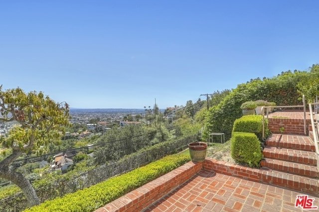 Building Photo - 2675 Glendower Ave