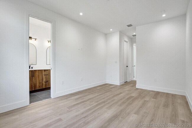 Building Photo - 604 SW 7th Ave