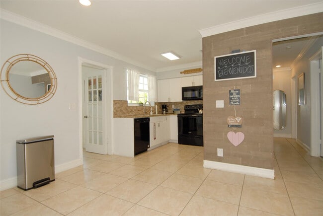 Building Photo - 21 NE 57th Ct