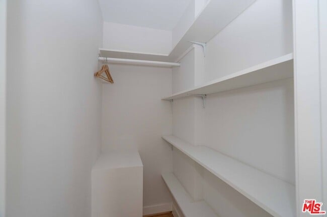Building Photo - 1365 1/2 Maltman Ave