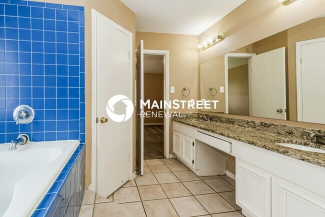 Building Photo - 4 Bedroom Pet-Friendly Home in Houston, TX with Main Street Renewal