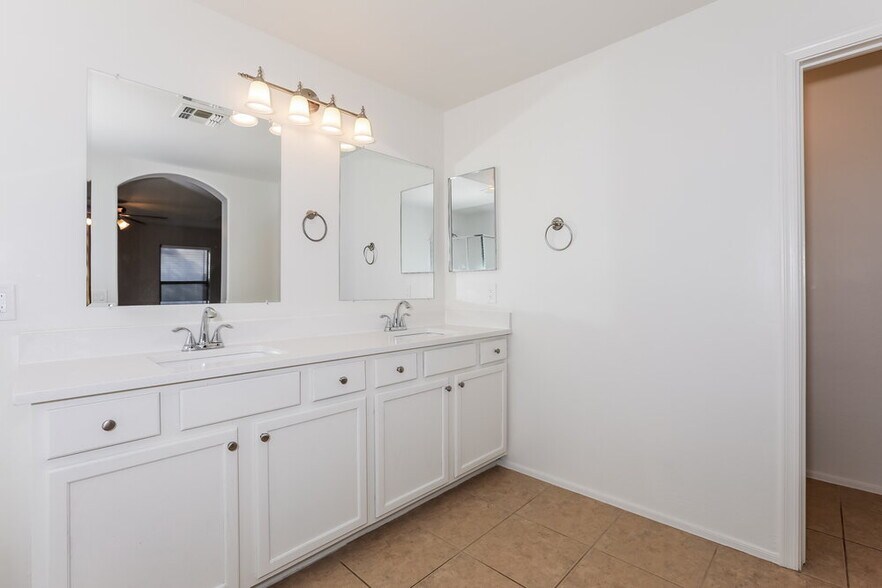 Building Photo - 1465 E Mia Ln