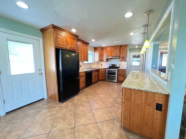 Building Photo - 5 Bedroom/2.5 Bathroom Home in West Valley...