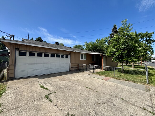 Primary Photo - 907 SE M St
