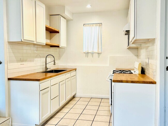 Building Photo - North Ave 49