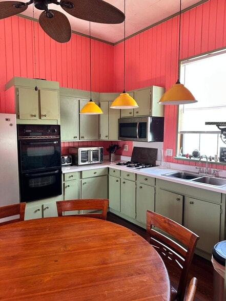 Building Photo - 423 Dakin St