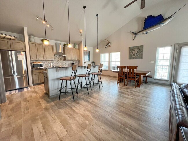 Building Photo - 4037 Summit Dr