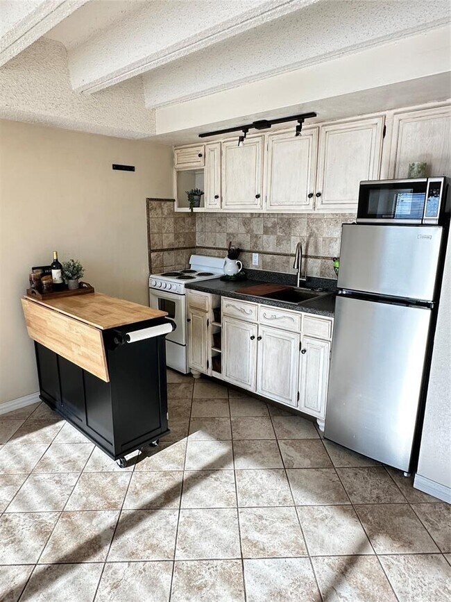 Building Photo - 5916 Lago Vista Way