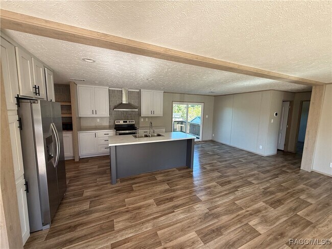 Building Photo - 5469 W Grovepark Rd