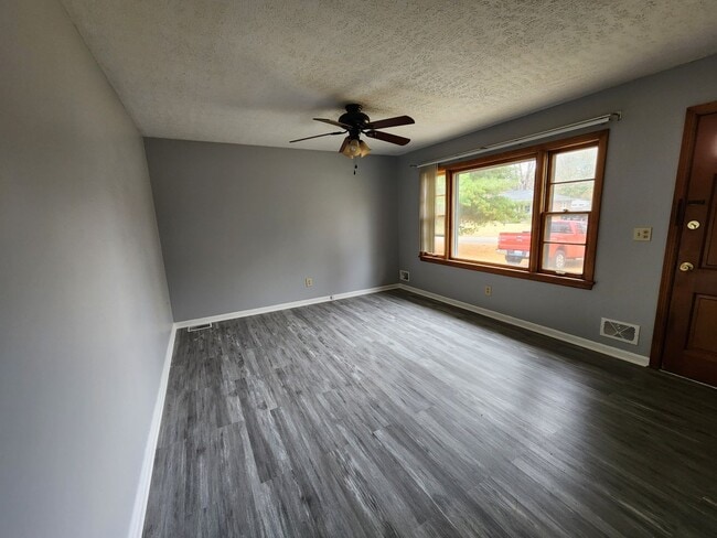 Building Photo - Beautiful 3 Bedroom 1 Bathroom Home