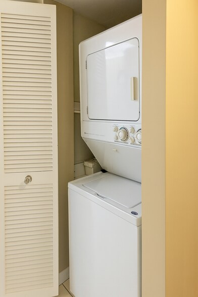 Building Photo - 1147 Hillsboro Mile