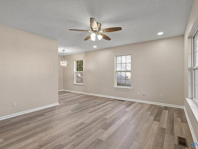 Building Photo - Coming soon!!! "Delightful 3-Bed Retreat in Huntsville with Spacious Living - 1101 Sq Ft!"