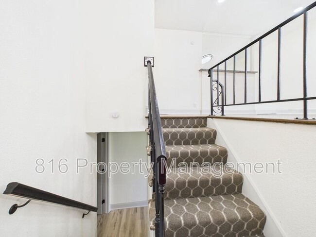 Building Photo - 1406 N Ponca Dr