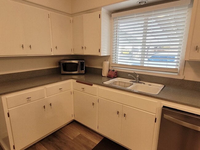 Building Photo - 824 NE 4th St