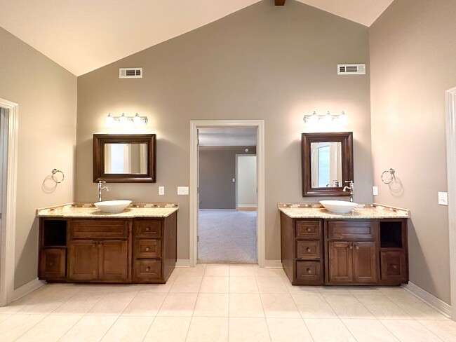 Building Photo - 3 Bedroom House: Walking Distance to Campu...