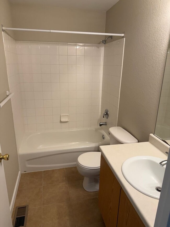 Building Photo - Spacious 4-bed, 3-bath home on a quiet cul-de-sac — no lawn maintenance required.