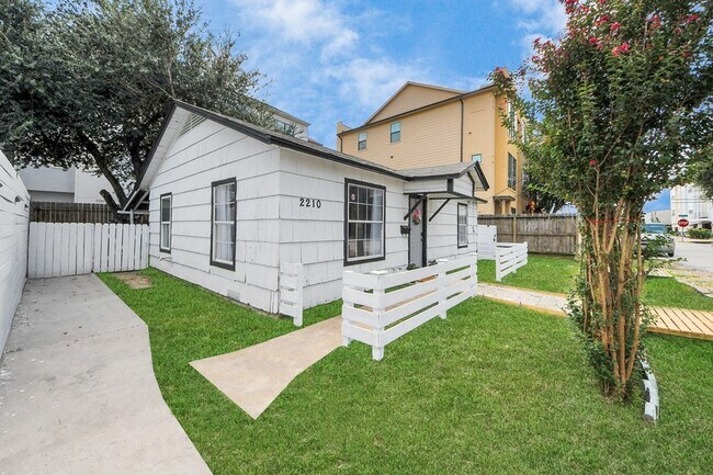 Building Photo - 2210 Detering St