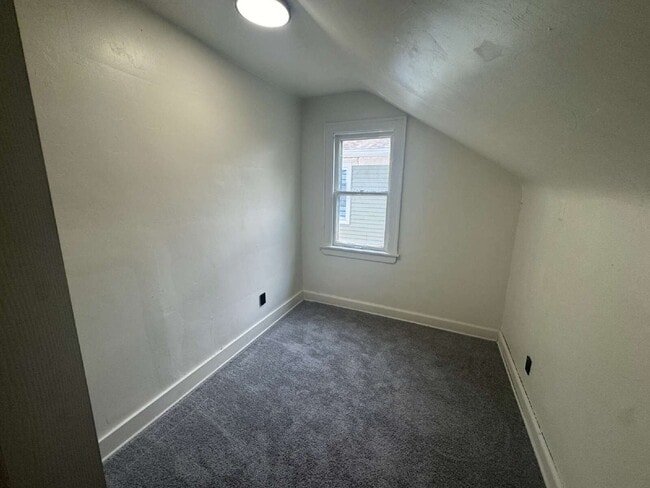Building Photo - Completely Renovated & Move-In Ready!